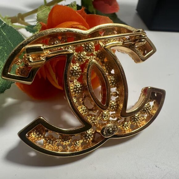 CHANEL Gold and White Pearl Brooch - Picture 6 of 6